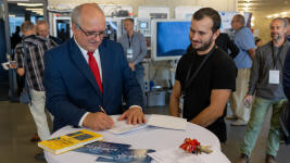 tul Rektor Brzezina podepisuje memorandum na konferenci NanoCzech